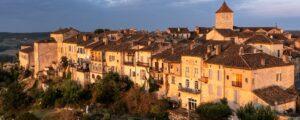 Vue sur le village de Lauzerte au soleil couchant
