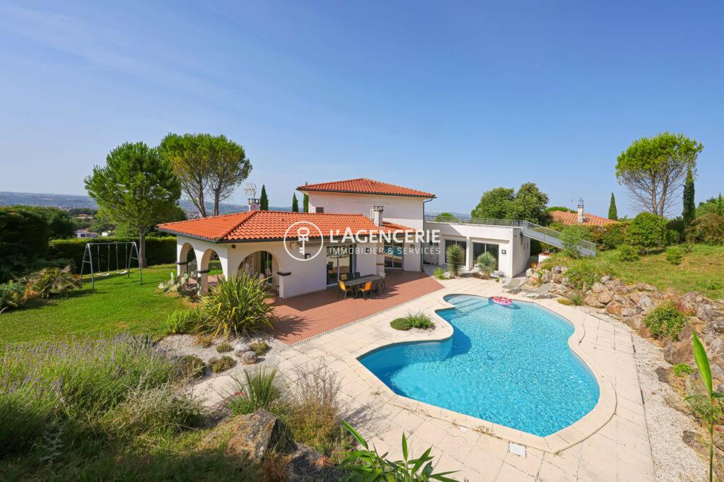 Maison avec piscine et prestations modernes
