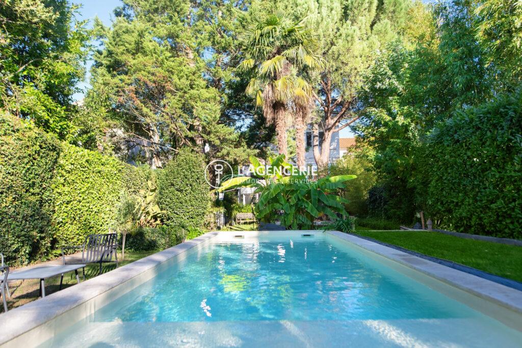 Élégante maison de 242 m² avec jardin paysager et piscine en centre-ville d’Albi