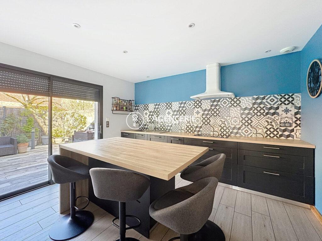 Maison avec piscine et garage