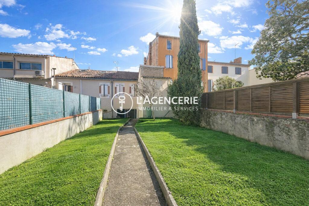 Maison avec garage, terrasse et jardin