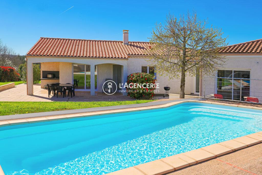 Maison de plain-pied avec piscine