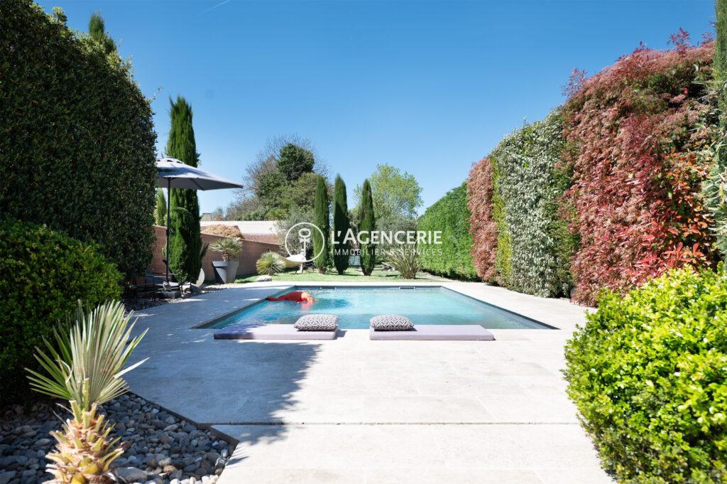 Élégante maison de caractère avec jardin arboré et piscine