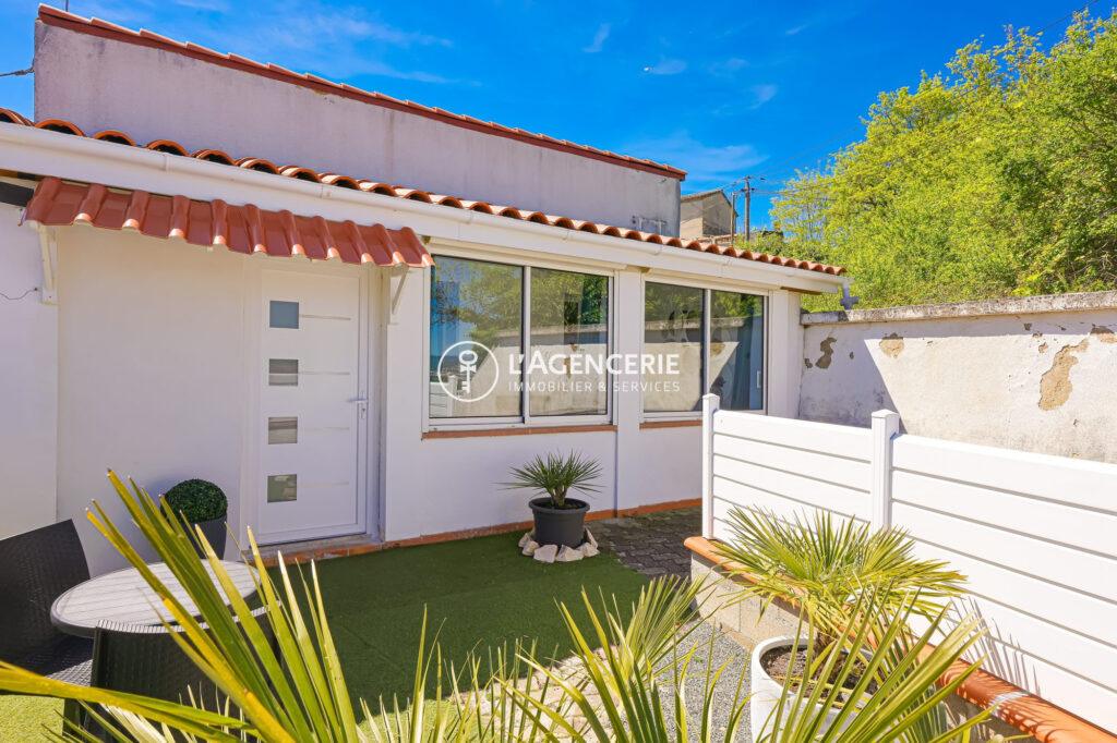 Charmante maisonnette entièrement rénovée de 66 m² située sur les hauteurs de Puygouzon.