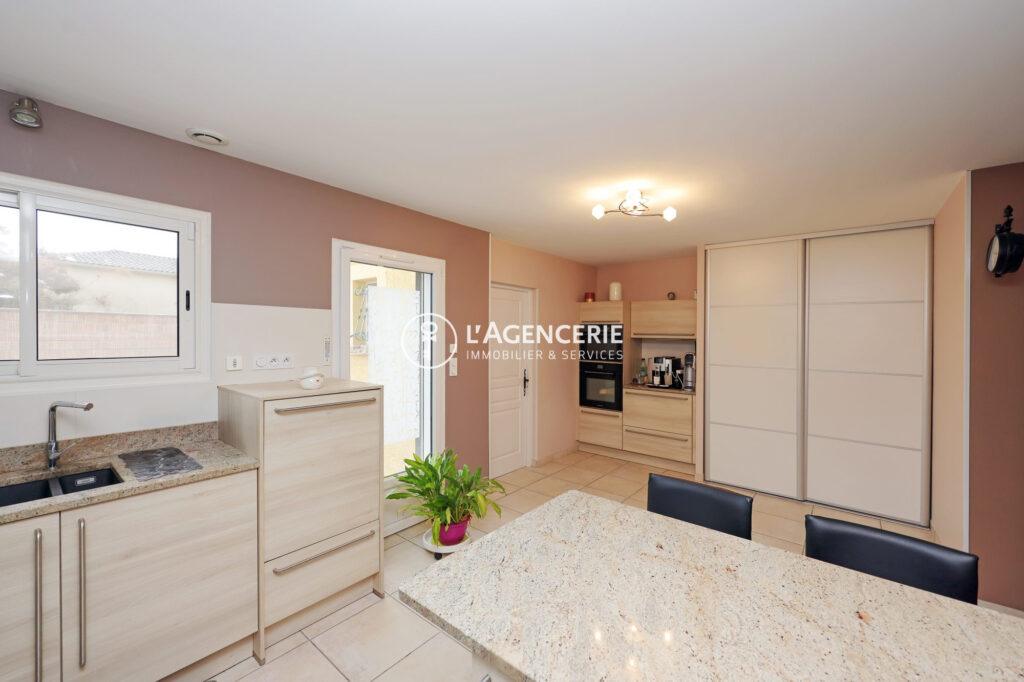 Charmante maison aux volumes généreux avec extérieur agréable