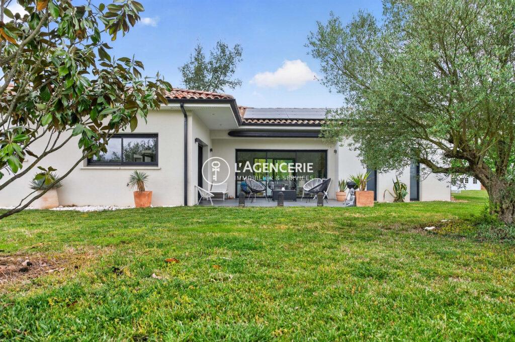 Élégante contemporaine familiale avec espaces distincts et environnement paisible
