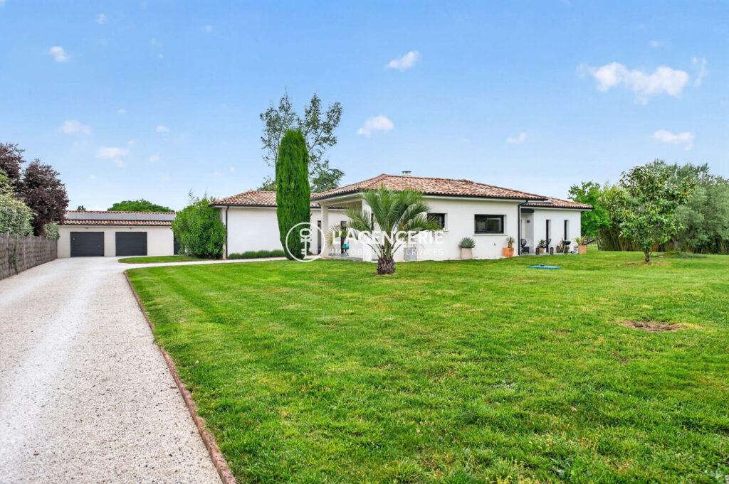 Élégante contemporaine familiale avec espaces distincts et environnement paisible