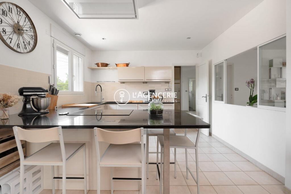 Plain-pied, 4 chambres, piscine et environnement privilégié