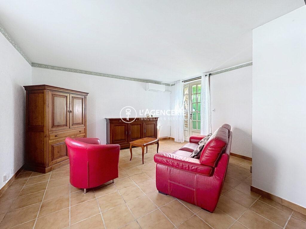 Maison T3 rénovée meublée avec petite cour